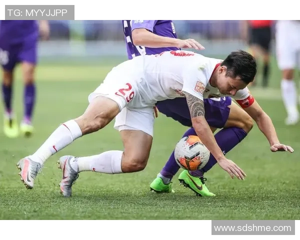 深圳足球队团队协作引发热议球迷对战术配合与球员默契提出质疑